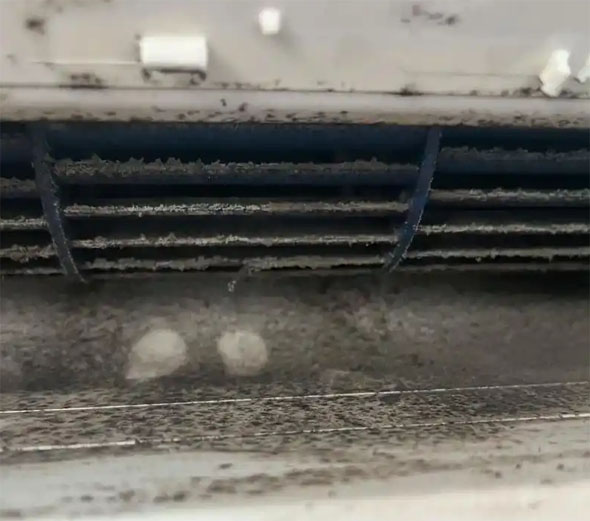 吉利空调吹的风有股烧焦味是怎么回事